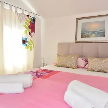 Alojamento de Acomodação e Pequeno-almoço And Anika